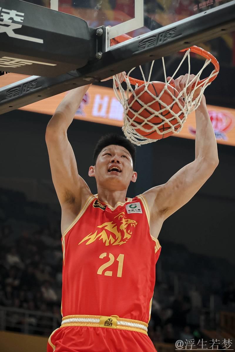 胡金秋见证广厦总冠军旗帜升起,感动落泪 胡金秋见证广厦总冠军旗帜升起,感动落泪